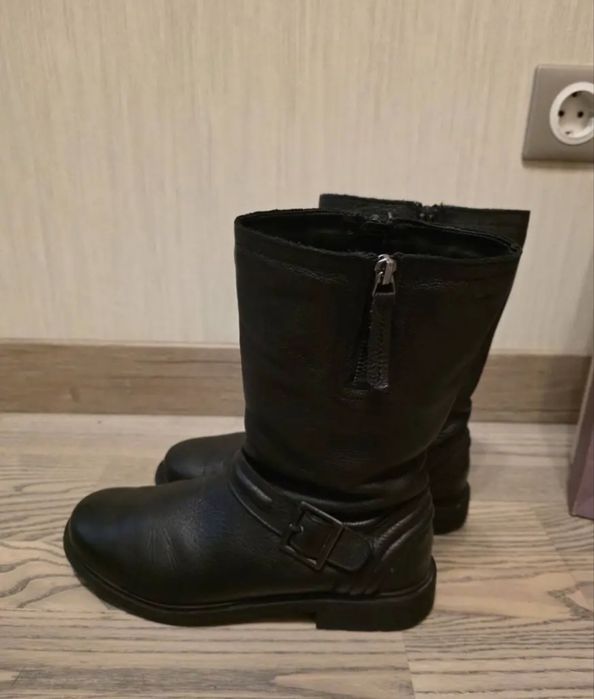 Продам женские сапоги clarks.