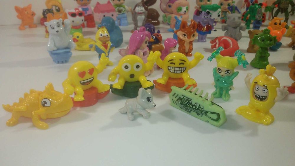 Лот малки пластмасови играчки