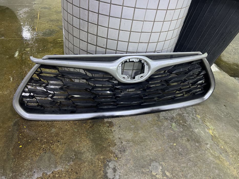 Продам решетку радиатора Toyota Highleander!