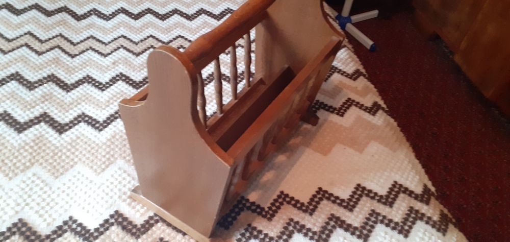 Дървена поставка за вестници и списания