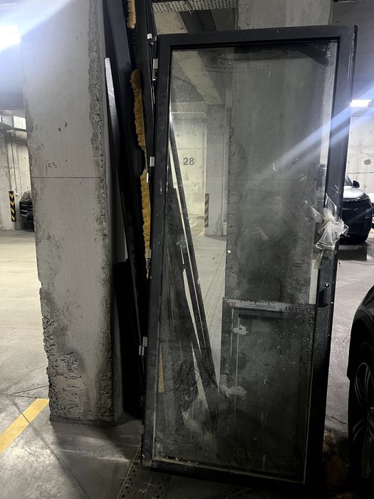 Стеклянная дверь в алюминиевом профиле