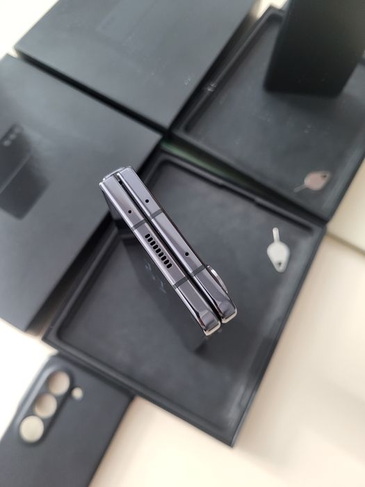 Продам Samsung Galaxy Z Fold 5 12/512gb.