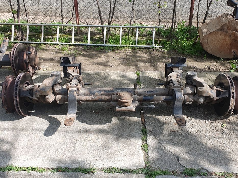 Vind axe semiremorca si etrieri in perfectă stare de funcționare
