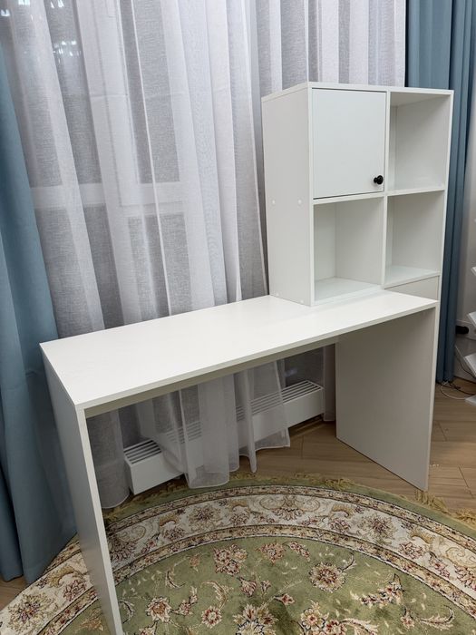 Стол и подстака под книги