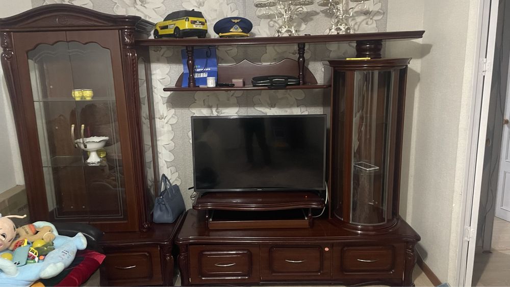 Продам сервант и диван