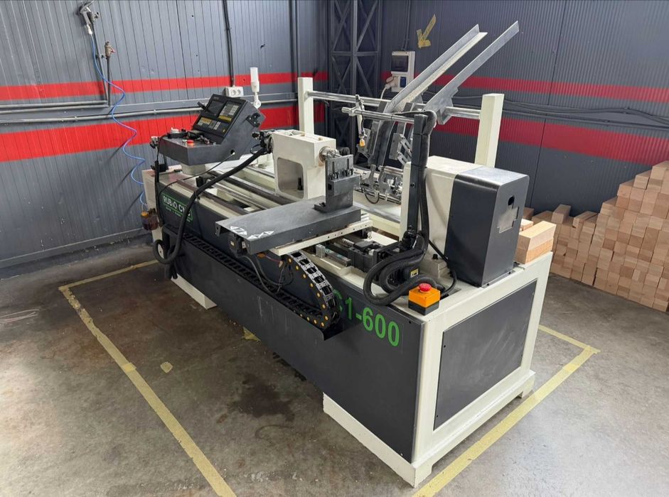 Strung CNC Pentru Lemn 3 Axe Cu Incarcare/Descarcare Automata Pneumatica