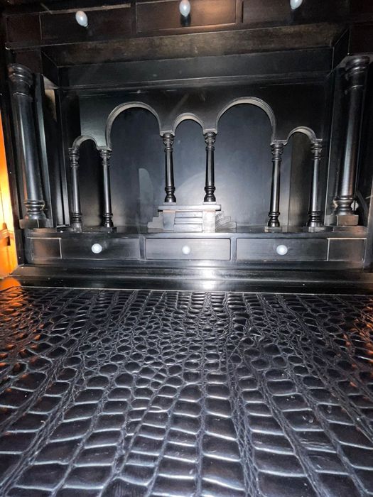 Красив античен шкаф с дърворезби