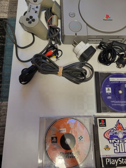 Consola Ps 1 in cutie cu 2 Manete+ 5 jocuri.
