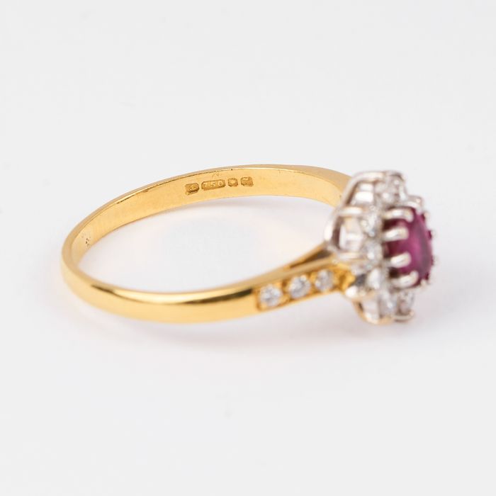 Inel Aur 18k cu Rubin Natural si 16 Diamante Certificat AGL Marime 53