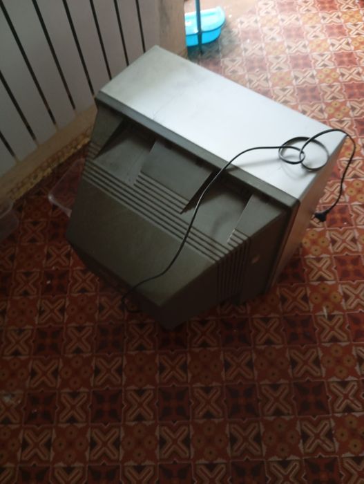 Продам на запчасти машинку и  телевизор