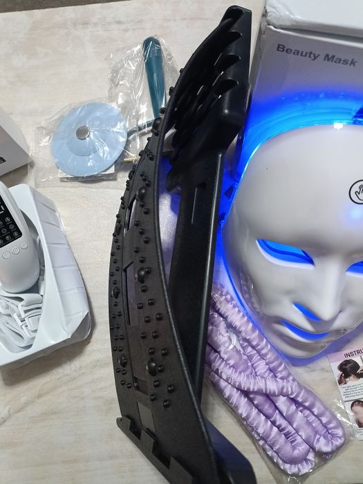 Масажор + LED маска за лице + подаръци