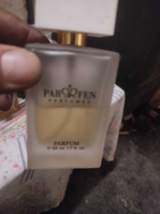 Vând parfumuri originale puțin incepute