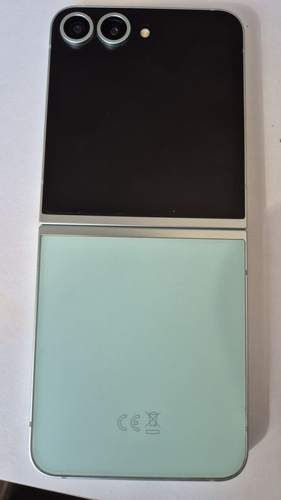 Samsung Z Flip 6. 2300 lei.
