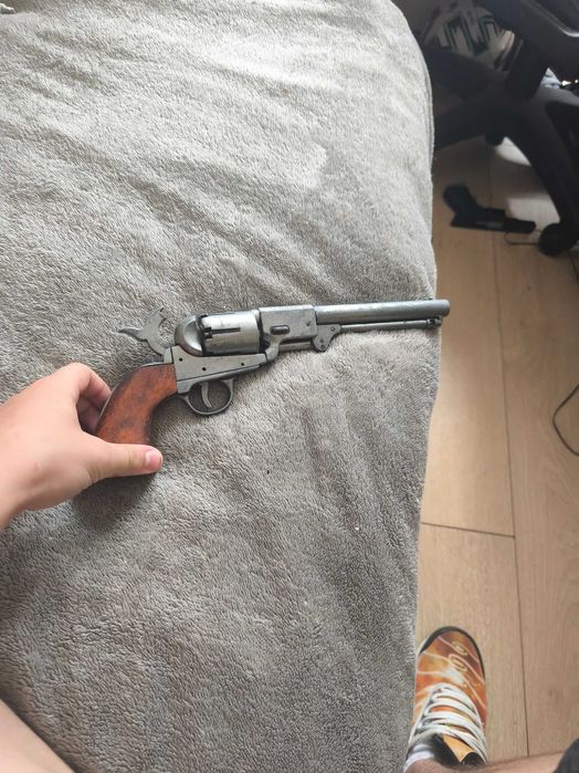 револвер Colt 1860 Army, произведена от испанската компания Denix.