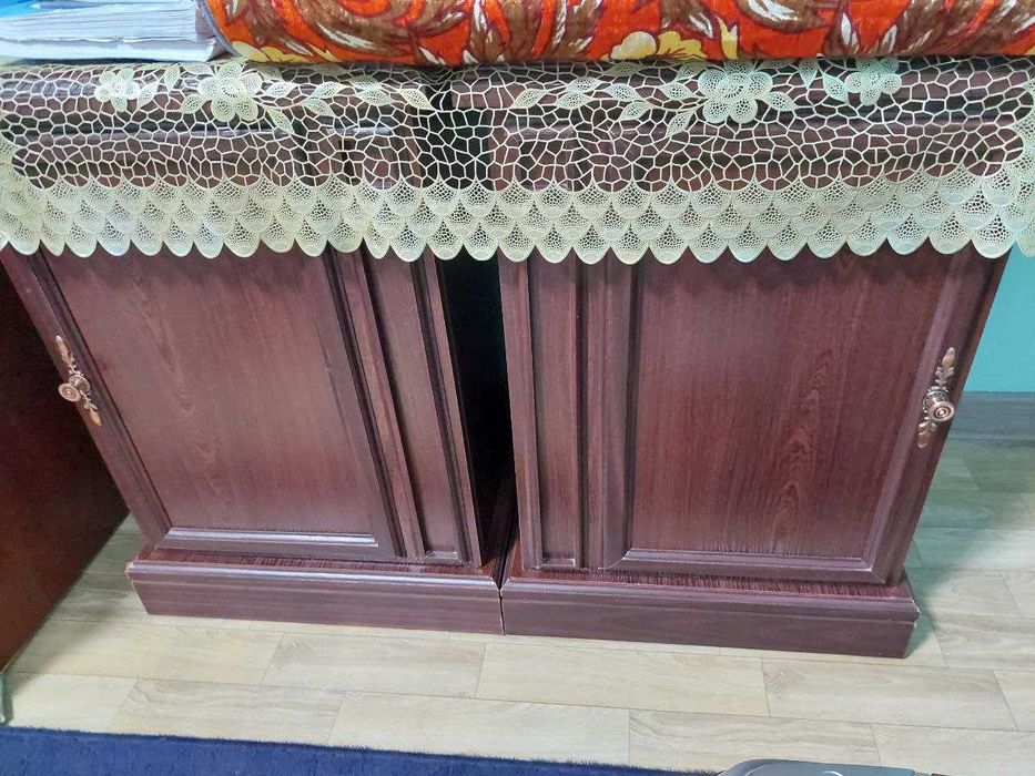 Двуспальный диван с двумя тумбочками в хорошем состоянии