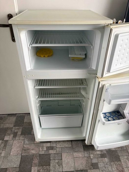 Хладилник с горна камера Crown