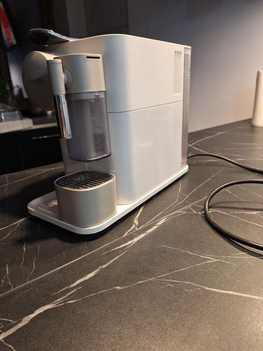 Nespresso lattissima one alb
