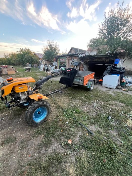 Vând motocultor de 18 cai cu tot ce se vede pe el nu este folosit mult