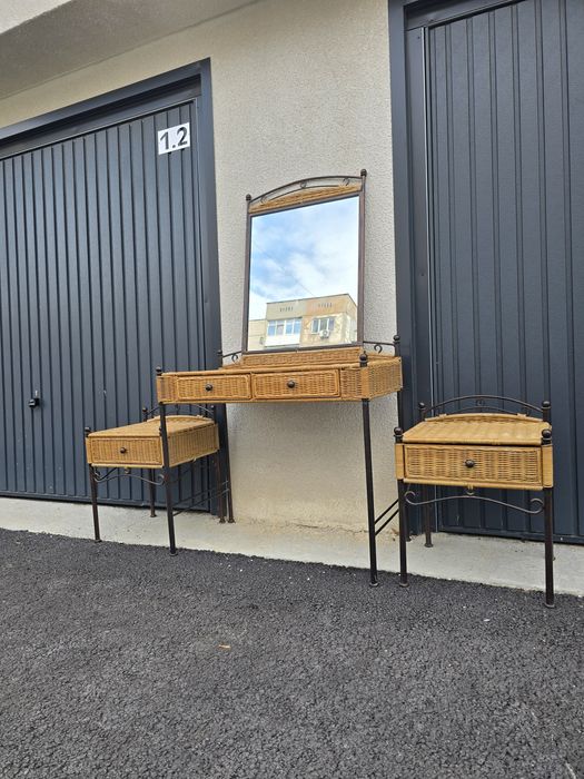 Ратанов комплект тоалетка и нощни шкафчета.