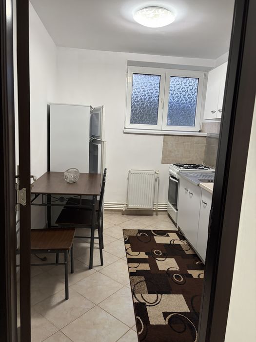 Inchiriez apartament 2 camere decomandate central
