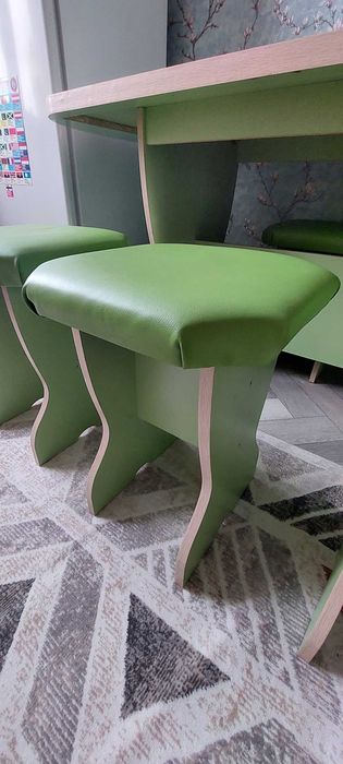 Продам обеденный стол и 4 табуретки