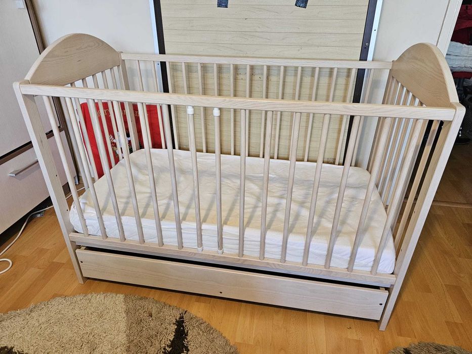 Patut din lemn masiv 120x60 cm cu sertar cu capac, somiera reglabila pe 3 nivele, include saltea cocos