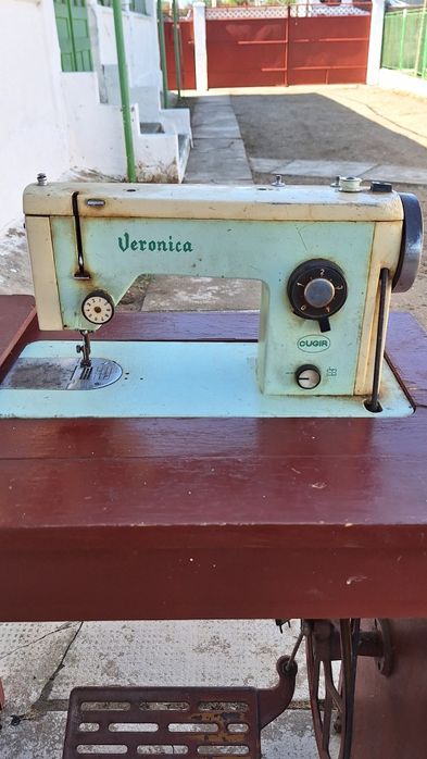 Mașina de cusut Veronica