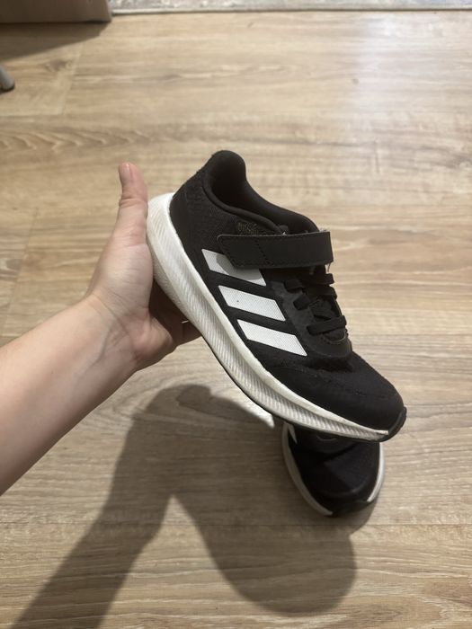 Продам кроссовки adidas