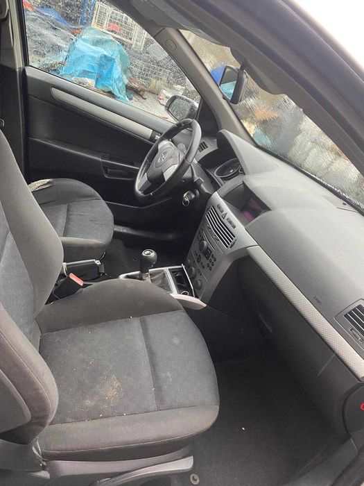 dezmembrez opel astra H 1.7 euro 3/capota astra h/usa astra h