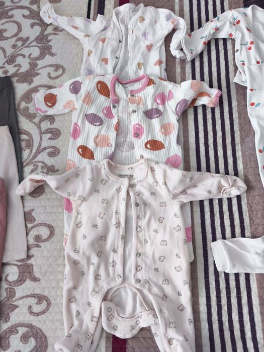 Отдам даром вещи на новорожденную девочку