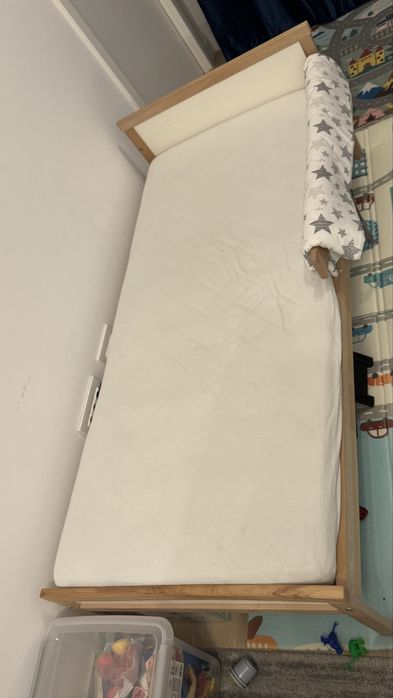Pătuț pentru copii din lemn IKEA Sniglar cu somieră și saltea și protecție laterală