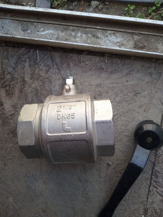 Vând robineți cu maneta 2 țoli 1/2