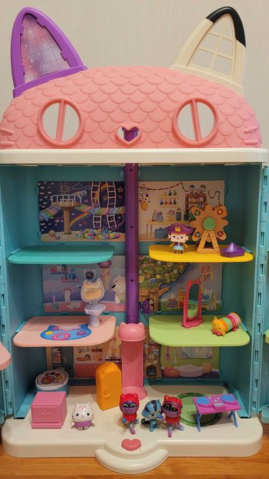 Casuta Gabby's Dollhouse originala de jucarie canta, cu 3 camere amenajate lift include papusa Briosel, Matisor, Bebe Cutiuta Pernmat, Dj Mat Pisirena