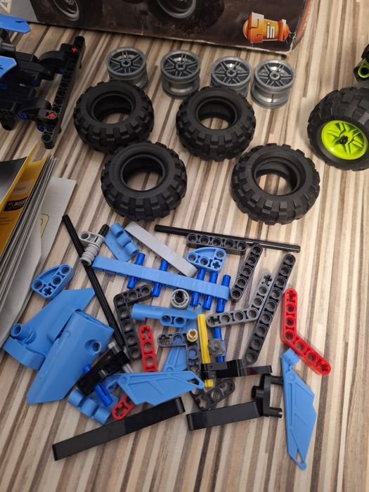 Lot Lego Technic Monster Jam Megalodon  si Grave Digger.