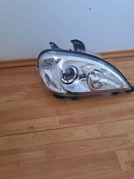 Far stanga/dreapta Mercedes ML W163 an 2001-2005 , faruri noi