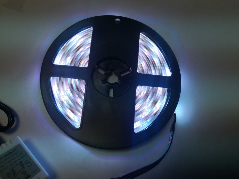 Banda led rgb multicolor 5 m cu alimentare si telecomanda
