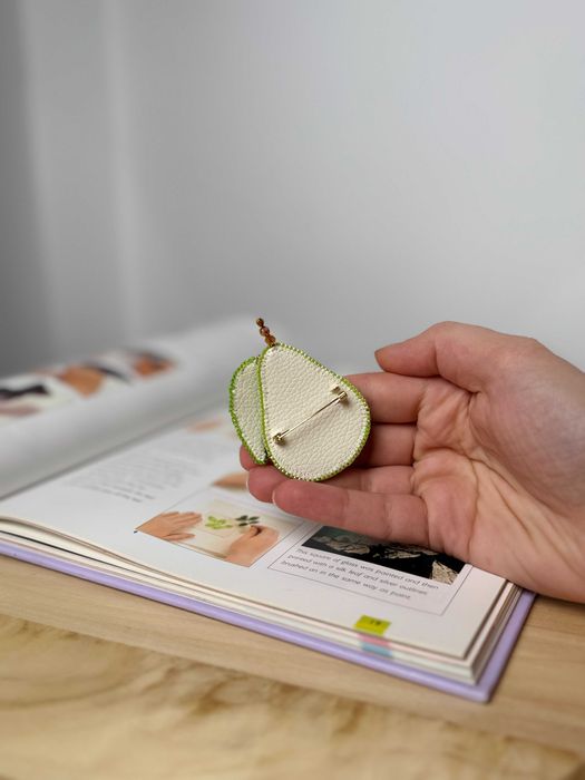 Brosa "Avocado" brodata manual cu margele si cristale