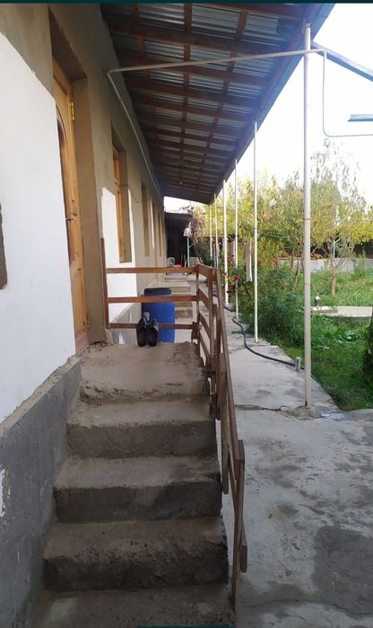 11 sotux yer va uyi bilan tosh 16 ta vuqa ketadigan zimni molhona bor