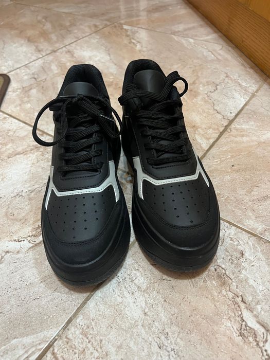 Нови черни обувки