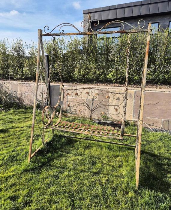 Декорация за вашата градина- люлка ковано желязо и столове с маса