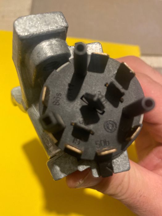 Vând  contact aprindere cu cheie pentru Audi a4 b5