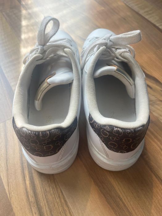Adidasi Guess din piele marimea 40 Italia