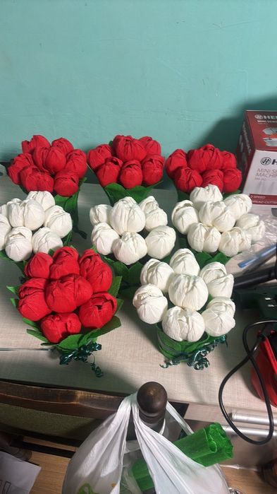 Лалета ,зюмбюли, рози и маргарити от креп хартия