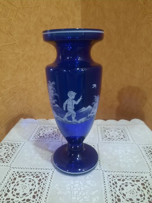 Коллекционная, винтажная ваза из кобальтового стекла в стиле «Mary Gre