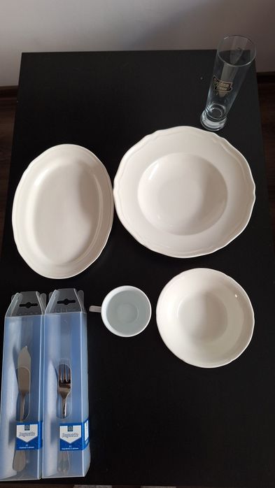 Farfurii, pahare, cani