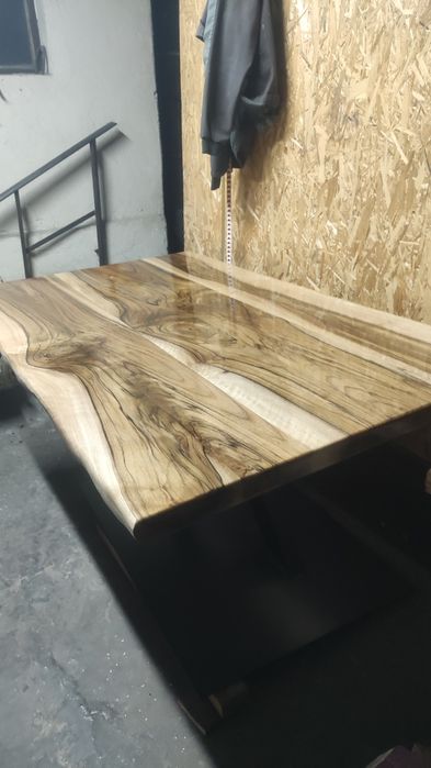 Трапезна маса от масив орех