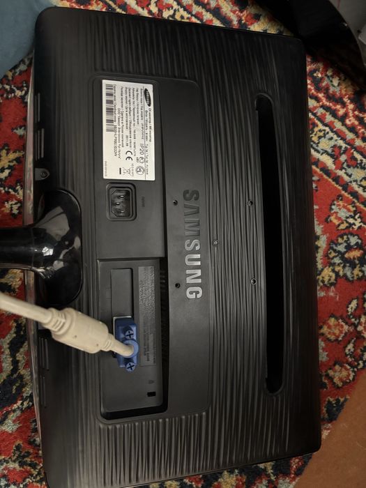 Продам комплект монитор мышка клавиатура и оперативку