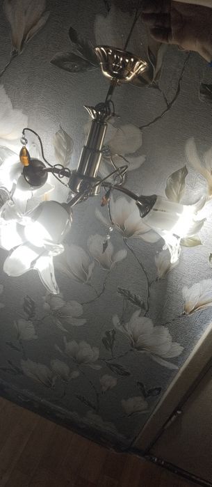 Продам люстру на 3 лампы