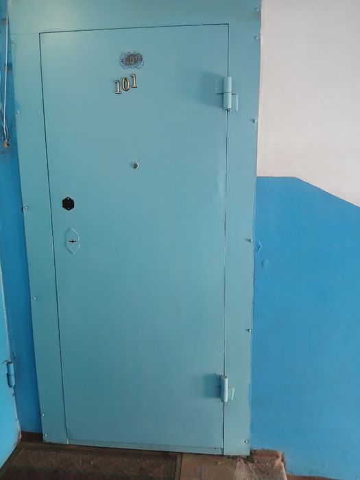 Продам входную дверь