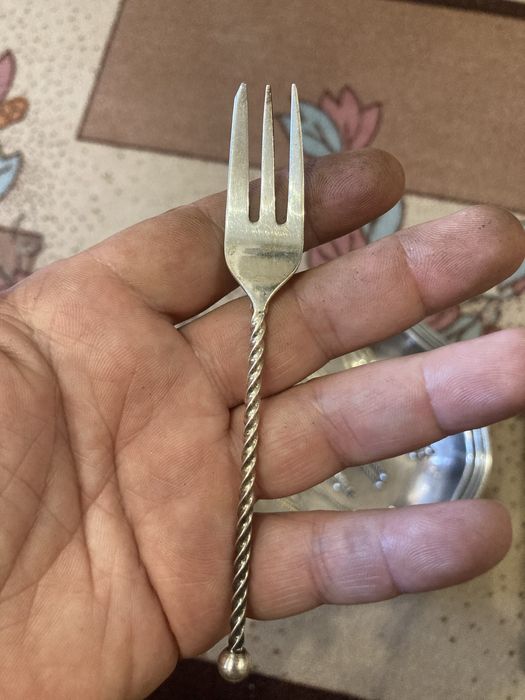 Посребрени съдове и прибори.